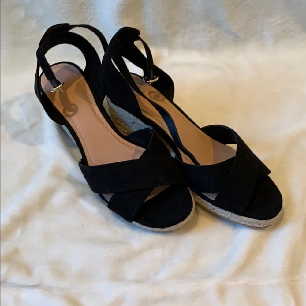 Black wedges